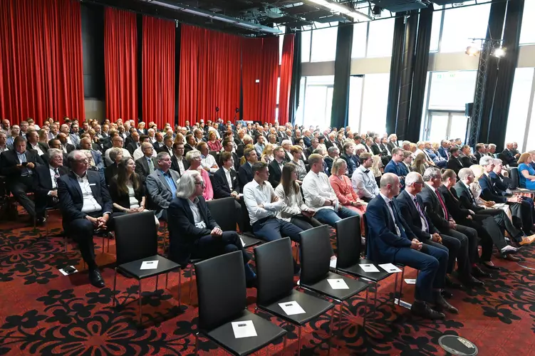 Rund 280 Gäste nahmen an der Öffentlichen Festveranstaltung im Rahmen der ZVEH-Jahrestagung 2023 in Bonn teil.