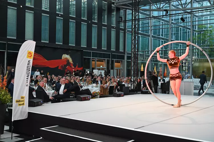 Die Artistin Carolin Liesegang begeisterte die Gäste mit der hochenergetischen Cyr-Wheel-Show.