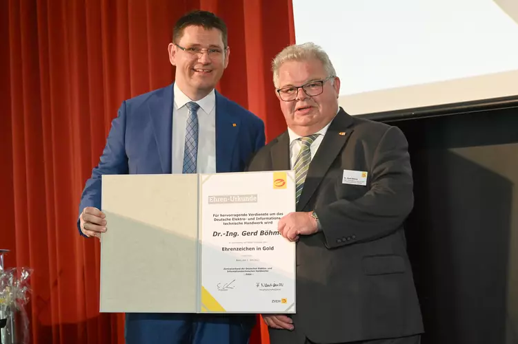 Stefan Ehinger (l.) ehrte den ehemaligen ZVEH-Vizepräsidenten Dr.-Ing. Gerd Böhme (r.) im Rahmen der Öffentlichen Festveranstaltung 2023 mit der Goldenen Ehrennadel.