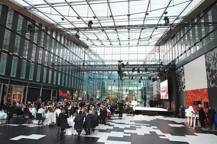 Rund 290 Gäste nahmen an dem Festabend mit Verleihung der E-Markenpartner-Preise 2023 in Bonn teil.