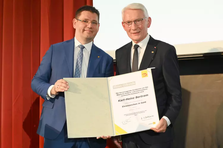 Stefan Ehinger (l.) ehrte den ehemaligen ZVEH-Vizepräsidenten Karl-Heinz Bertram (r.) im Rahmen der Öffentlichen Festveranstaltung 2023 mit der Goldenen Ehrennadel.