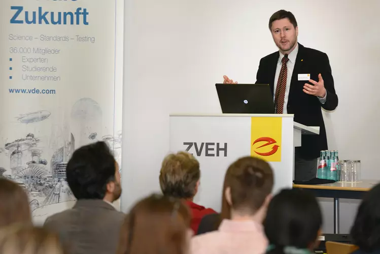 Alexander Neuhäuser, ZVEH-Geschäftsführer Recht und Wirtschaft, begrüßte die Teilnehmer des Architektenforums.
