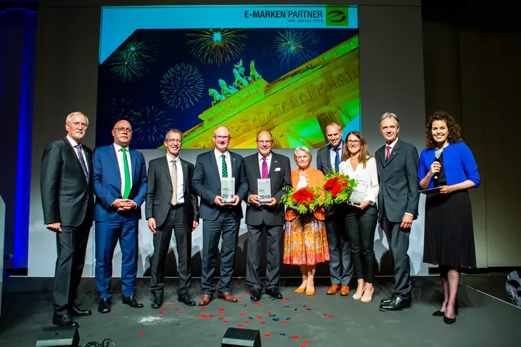 Feierlicher Höhepunkt der E-Markenpartner-Preisverleihung: Der ZVEH-Präsident (l.) und der Vorsitzende der ArGe Medien im ZVEH (2. v. r.) ehrten die E-Markenpartner-Preisträger 2019.