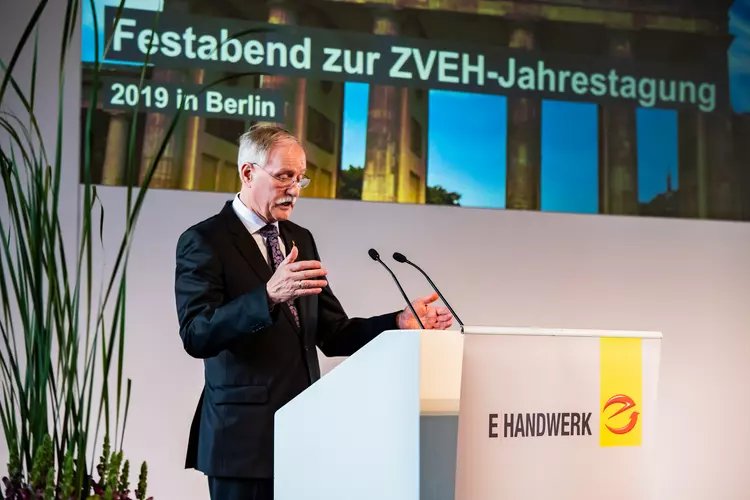 ZVEH-Präsident Lothar Hellmann bei der Eröffnung des Festabends und der E-Markenpartner-Preisverleihung 2019 in Berlin.