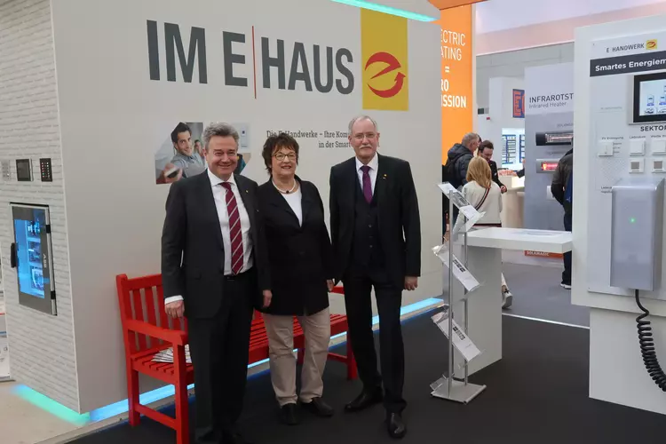 Die ehemalige Bundeswirtschaftsministerin Brigitte Zypries (M.) mit ZVEH-Präsident Lothar Hellmann (r.) und ZVEH-Hauptgeschäftsführer Ingolf Jakobi (l.) am E-Haus.