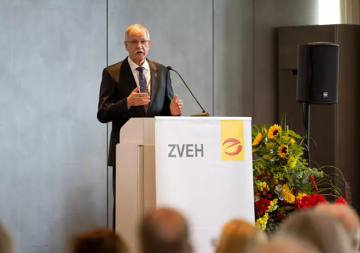 ZVEH-Präsident Lothar Hellmann eröffnete die Öffentliche Festveranstaltung 2022 in Wiesbaden. 
