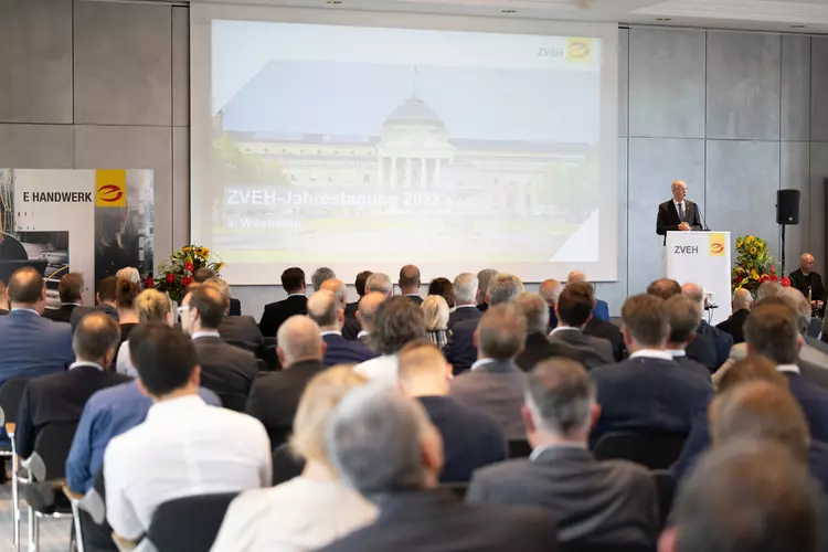 Rund 270 Gäste kamen zur Öffentlichen Festveranstaltung, die während der ZVEH-Jahrestagung 2022 in Wiesbaden stattfand.