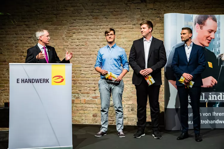 ZVEH-Präsident Lothar Hellmann (l.) ehrte die anwesenden BLW-Sieger 2018 für ihre ausgezeichneten Leistungen bei den Deutschen Meisterschaften der E-Handwerke. 