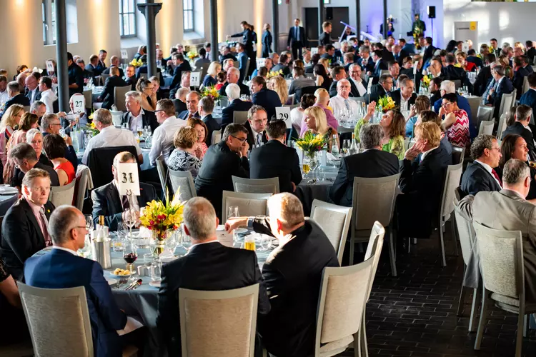 Über 300 Gäste aus E-Industrie, E-Großhandel, der Versicherungswirtschaft und den E-Handwerken nahmen an dem ZVEH-Festabend mit Verleihung der E-Markenpartner-Preise in den Berliner Bolle-Sälen 2019 teil.