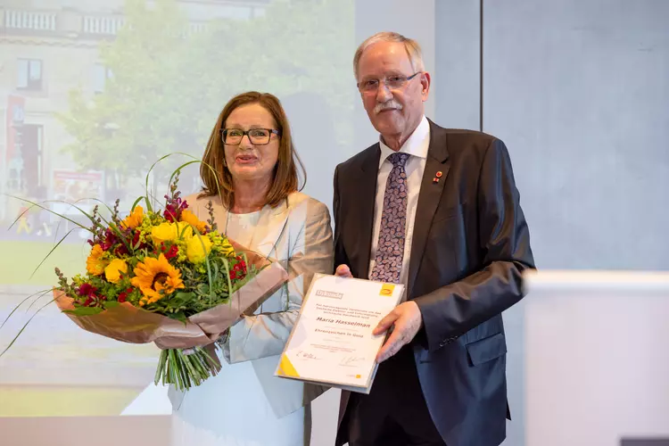 Goldene Ehrennadel für Maria Hasselman: Die ehemalige Objektleiterin der Messe Frankfurt GmbH wurde von ZVEH-Präsident Lothar Hellmann für ihr Engagement rund um die Weltleitmesse Light + Building geehrt.
