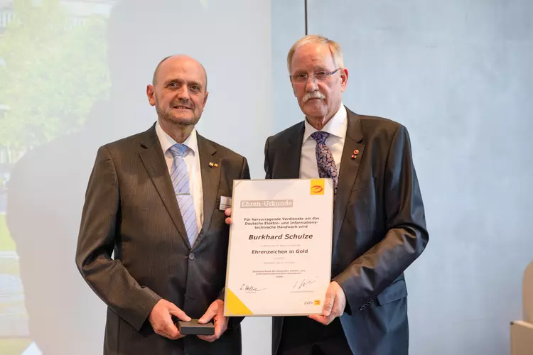 Anerkennung für den langjährigen Einsatz im Normungswesen: Lothar Hellmann zeichnete auch den ZVEH-Normenbeauftragten Burkhard Schulze (l.) mit einer goldenen Ehrennadel aus.