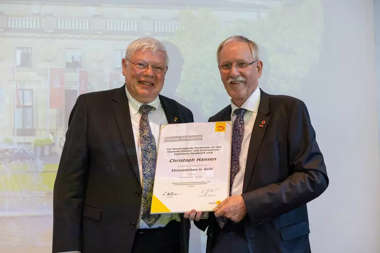 Eine goldene Ehrennadel übergab ZVEH-Präsident Lothar Hellmann auch an seinen langjährigen Vorstandskollegen Christoph Hansen (l.), Präsident des Fachverbandes Elektro- und Informationstechnik Hessen/Rheinland-Pfalz (FEHR).