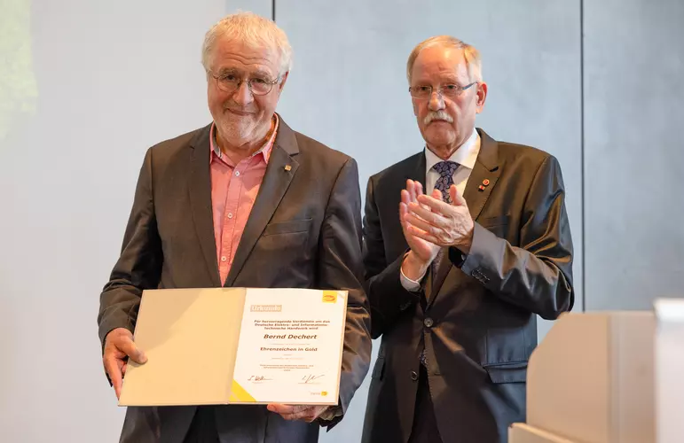 Eine Auszeichnung aus den Händen von ZVEH-Präsident Lothar Hellmann erhielt auch der ehemalige ZVEH-Geschäftsführer Technik und Berufsbildung, Bernd Dechert (l.).